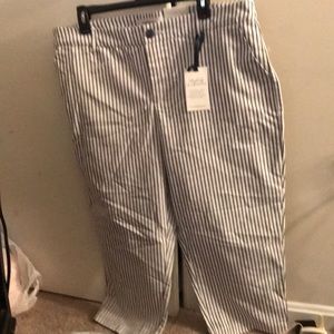 capris size 16(crafts&barrow).Black/white stripped